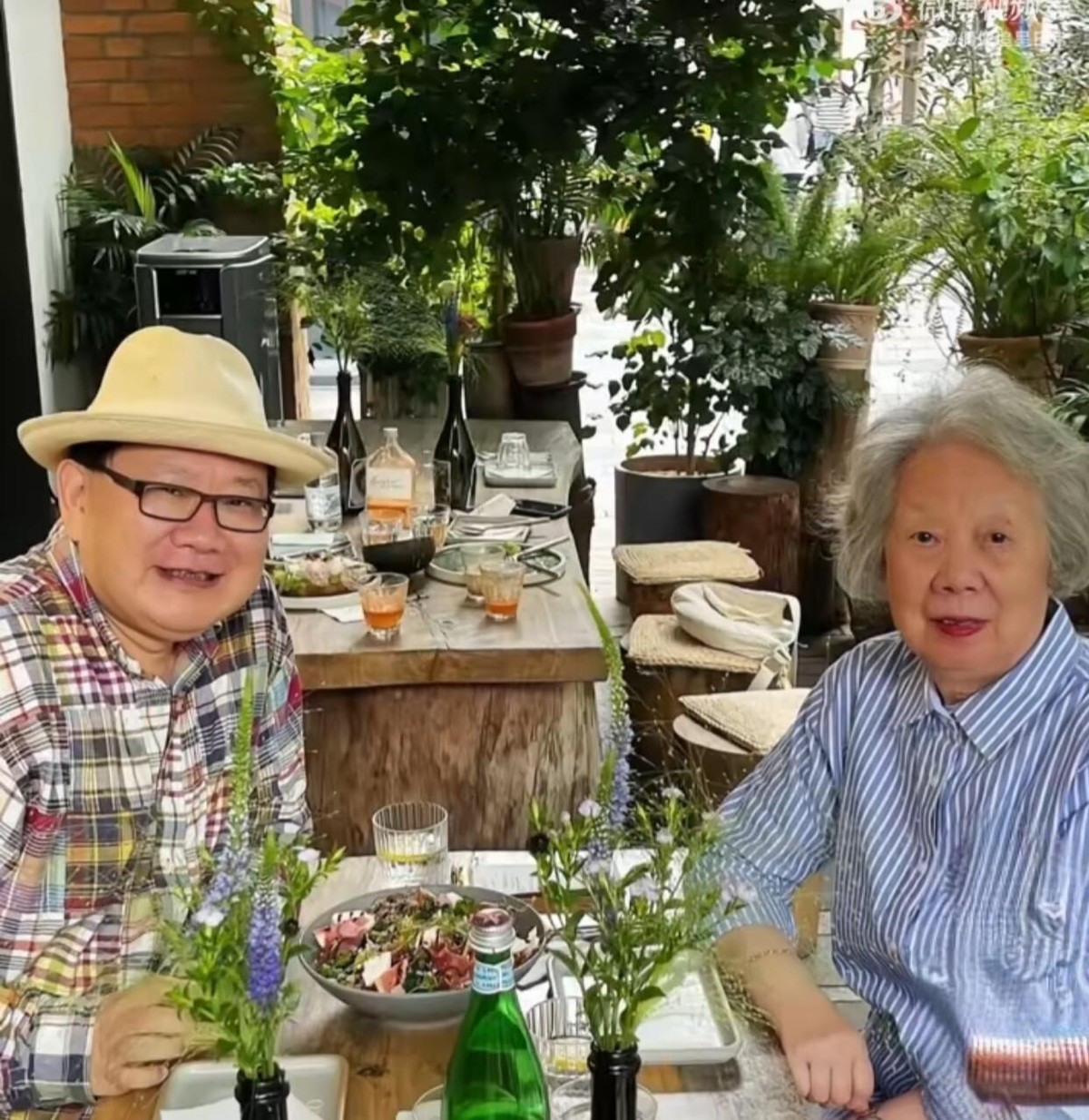 曹可凡晒了和九旬母亲的午餐照，白发老太太头发梳得一丝不乱，坐姿端正，精神头比很多年轻人还足。老太太在精神科当了一辈子护士，那个年代没人愿意干的活，她一干就是大半生。曹可凡小时候没人带，被扔在病区活动室跟病人下棋打乒乓球，那些人陪他玩得特别耐心。这段经历后来成了他做访谈时最值钱的东西，看人准，说话稳，