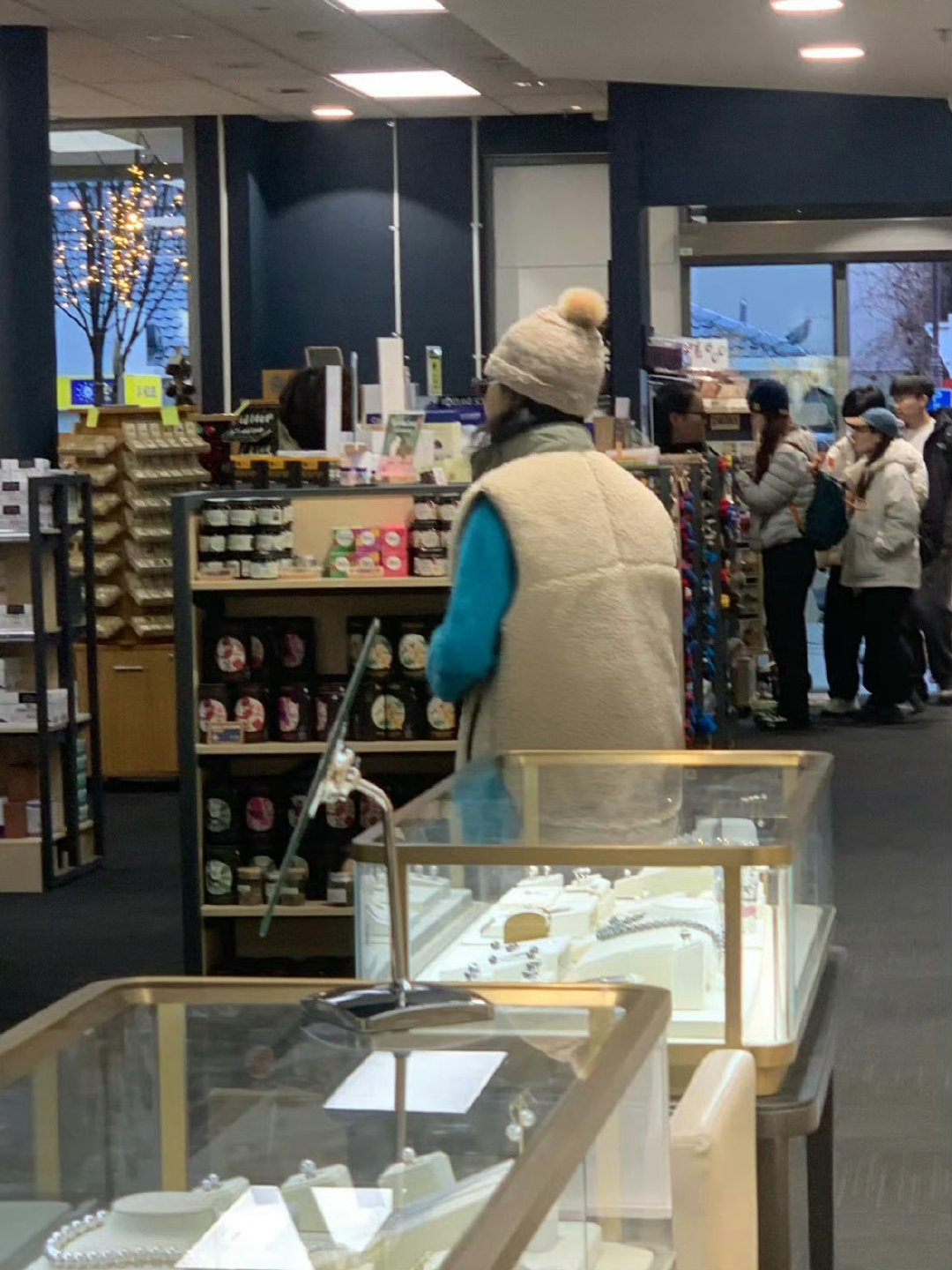 章若楠这新西兰穿搭有没有很像图二的外套和图三的毛衣…这女人真节俭 ​