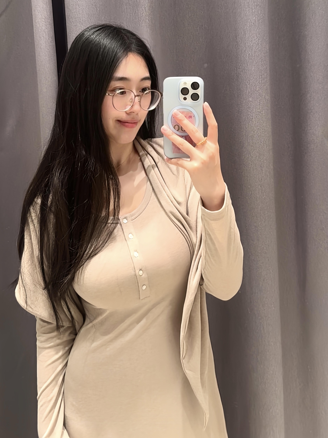 谁说微胖女孩不能美出圈？这位戴眼镜的小姐姐也太甜了吧！米色连衣裙配同色...