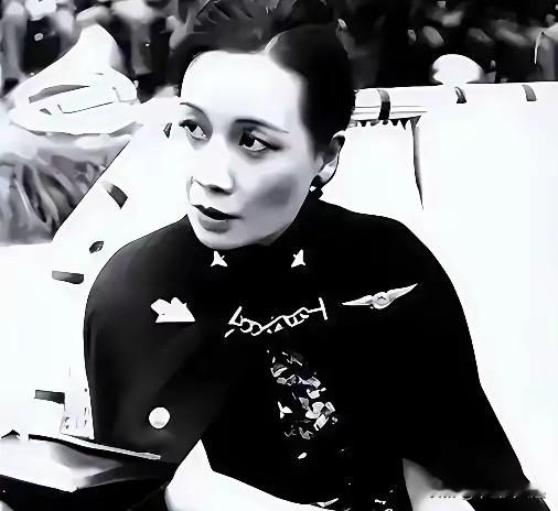 蒋介石去世后台湾的权力格局彻底变了，78岁的宋美龄名义上以赴美就医的名义离开台湾，其实核心原因是岛内的政治环境早已不是她熟悉的样子。
之前靠着蒋夫人的身份，她在国民党高层一直有不可忽视的话语权，可蒋经国接掌权力后，两人攒了多年的政见隔阂彻底摆到了台面上，继续留在台湾根本找不到合适的位置，反而要卷入各