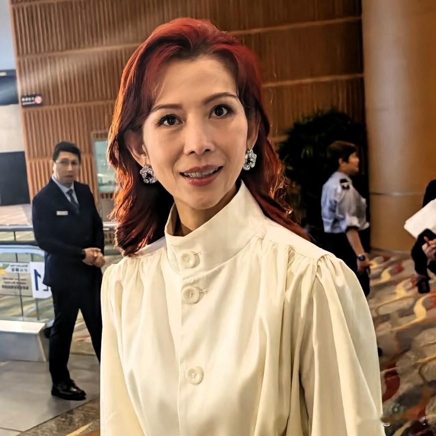 蔡少芬的现状。
给女人提个醒。
她53岁了，又生过三个孩子，长期操劳下来，脸上那点肉一少，整个人就更容易显得疲惫和老态。
 
近期她露面的次数不算少，一会儿回归香港拍戏，一会儿带着全家出门旅游，每一次被路人拍到，都能看出状态里的倦意。

镜头里她身形依旧纤细，穿搭也简单利落，可眼周的纹路遮不住，说话