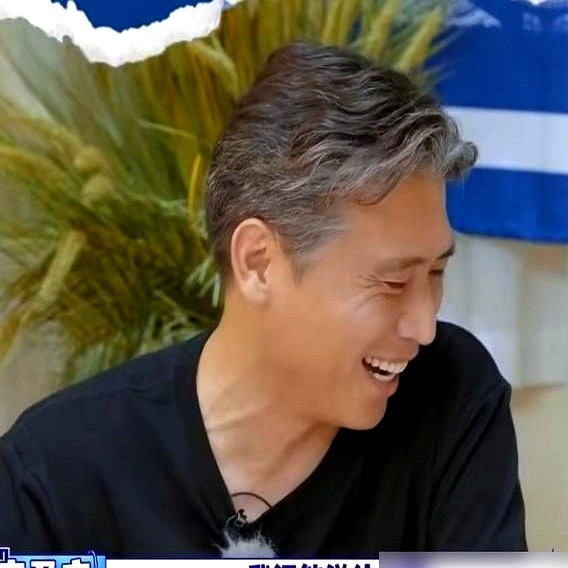 饭桌上，李乃文突然扭头问陈哲远：“你有女朋友没？”

陈哲远猛地一愣，呼吸都停了半秒。他不敢接话，眼皮一耷拉，埋头猛扒拉碗里的饭，假装什么都没听见，脸却憋得通红。

满桌子人精，谁看不出这小伙子的窘迫。早年自曝初三为女朋友打架的叛逆小子，如今只能焊死单身人设，说一句都是错。

还好旁边坐着胡军。他端