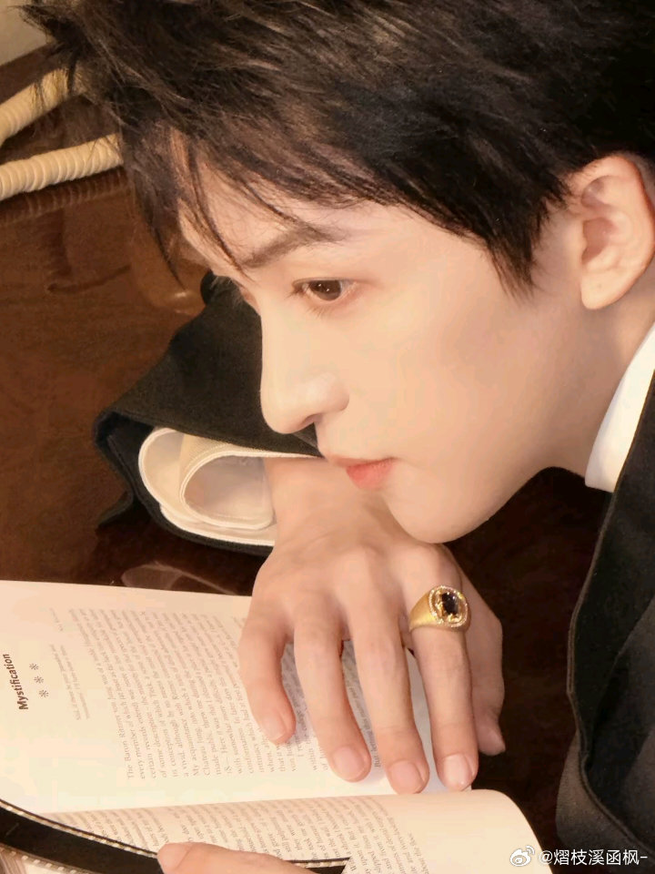 #黄子弘凡[超话]# omg这个眼神，太帅了 ​