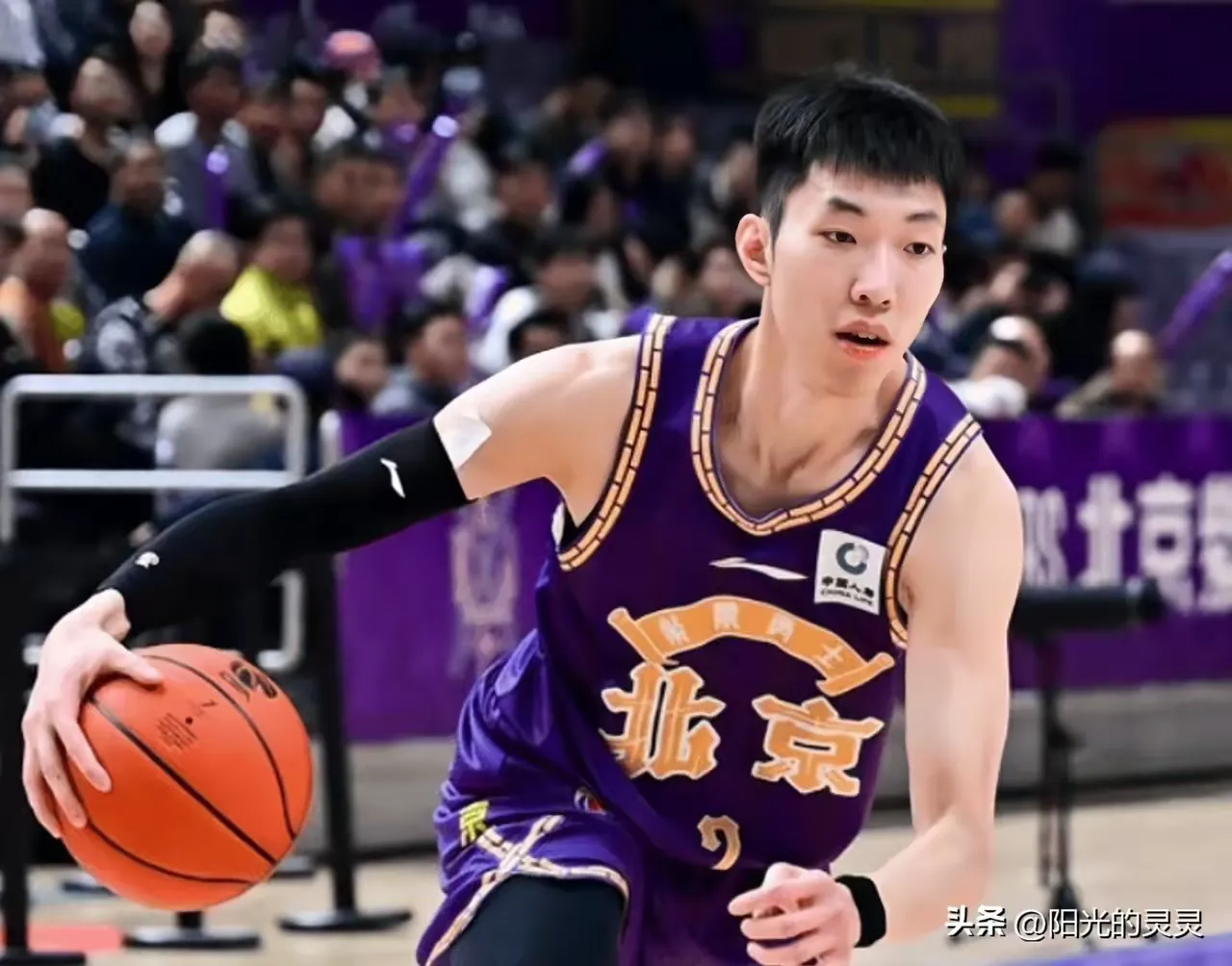 “北海大战”之前瞻
     CBA新赛季硝烟再起。今晚将迎来一场焦点对决。那就是北京控股队对阵上海久事队。两队在之前的比赛都战胜了各自的对手，所以本场比赛特别令人瞩目。上海队依然是冠军的最有力争夺者，阵容齐整，加之顶级NBA外援加盟，更是如虎添翼。反观北京控股队，今年阵容也做了调整，特别是内线实力