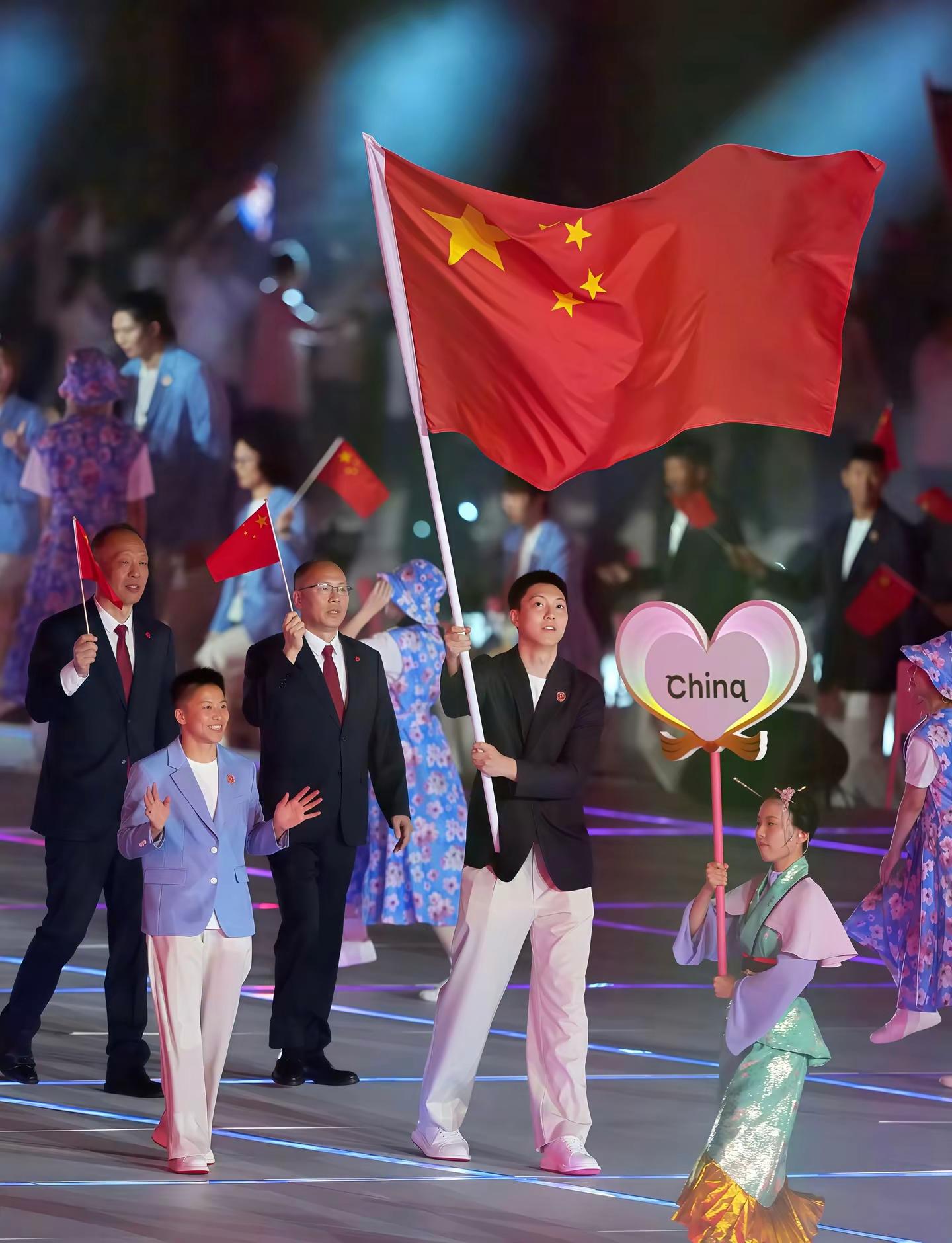 那一抹中国红！亚运时间正式开启啦🇨🇳 胡明轩 担任开幕式旗手，中国🇨🇳加油！亚运会 亚运会开幕式 中国男篮 名古屋亚运会