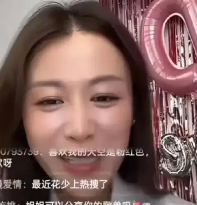 叶一茜在9月3日深夜的直播镜头前说了大白话，她承认2015年因为在家照顾年幼的孩子，加上顾及自身的脾气性格，推掉了《花儿与少年第二季》的录制邀约。后来看着节目全网爆火，她对着镜头坦言自己非常后悔。

这句话一出，算是把娱乐圈里的利益算计直接摆到了明面上。

明星也是靠接活赚钱的人，眼看着一个能涨身价