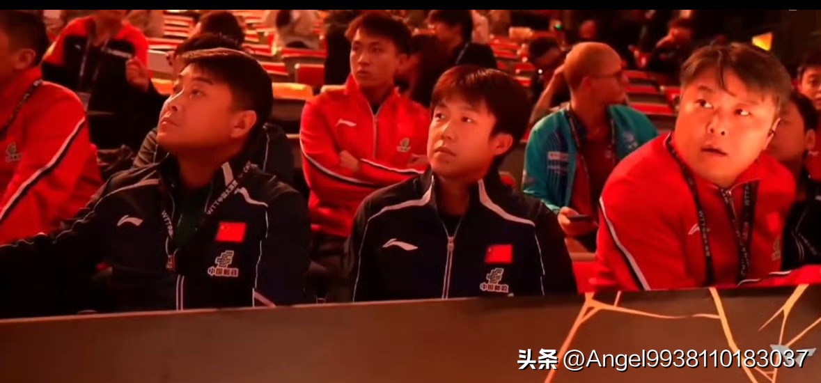 亚运会后王楚钦首次露面，为温瑞博加油打气。看起来状态不错。看来休息调整了几天之后，精神状态回来了。

也和王指导有说有笑，估计在复盘比赛，了解小布的比赛特点。

虽然温瑞博最终2:3不敌小布，但是温也进步了。战胜了过去的自己。假以时日必定能独挡一面。

你们赞同吗？