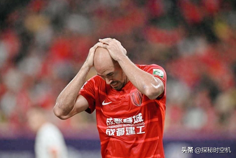 成都蓉城不配冠军！今天要吼出这一嗓子了！如果非要在这枚苦果中找点安慰：这是让混子阿洛伊西卷铺盖走人最直接的方式！

今天凤凰山这0:1，看得人鬼火冒。费利佩点球踢不进，胡荷韬绝平球被吹越位，马马杜一个头球就把蓉城按死在了主场。

三连败，连续六个冠军点一个没抓住，上半程37分下半程15分，这不是实力