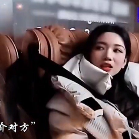 #代露娃说徐艺洋是见过最幸运的女孩#在综艺里公开表白闺蜜，称她为“见过最幸运的女孩”，还透露了对她的第一印象是“长着御姐脸、看起来很凶” ​