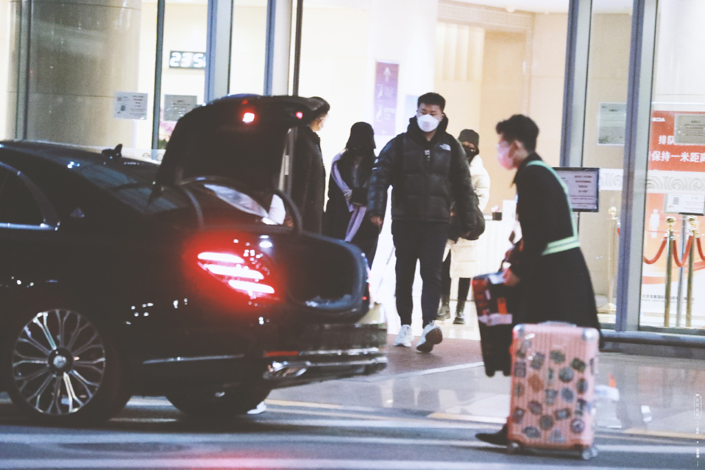 趙麗穎今日凌晨順利抵達北京機場 從上到下包裹的嚴嚴實實-圖7