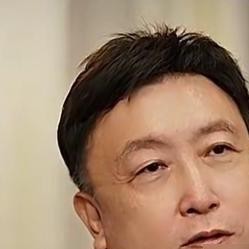 内地真正称得上职业导演的居然只有两个人？王晶在长春电影节这番话一甩出来，直接把半个内娱的遮羞布给扯得稀烂。
当着台下一众同行的面，他指名道姓只认冯小刚和陈思诚。
这话听着刺耳，但凡看几年国产片的人都明白，他骂的到底有多准。
在王晶这种老江湖眼里，导演根本不是什么高高在上的艺术大师，而是一门手艺