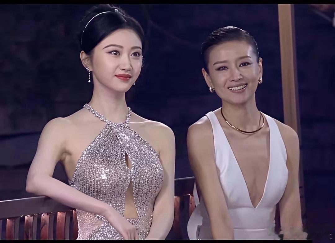 景甜和董洁~一个有料做裁缝;一个没货开中门。 ​