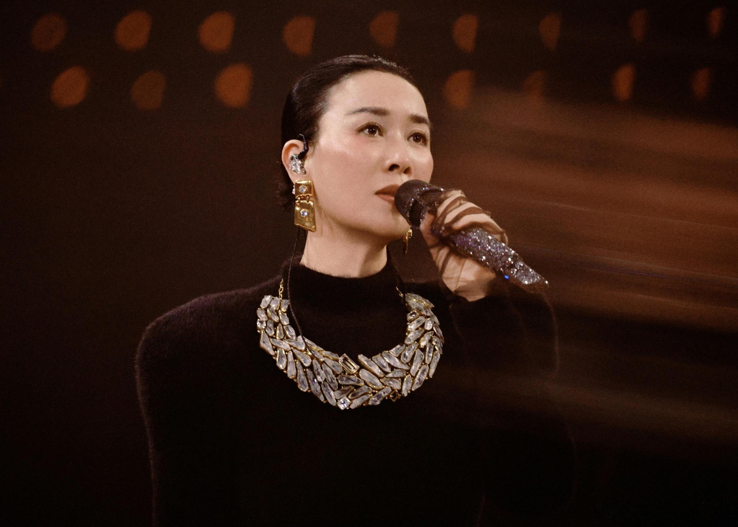 #我和那英的专属记忆#
存成都站几个动容时刻
有几首歌姐姐沉浸演唱荧光棒是关闭状态，那丝就打开手电筒给她照明，各个区域四面八方星星点点的灯光都在告诉她很爱她🥺 （星夜、默、回声？…）
《弯弯的月亮》所有人都在安静听她表达，唱完以后全场响起热烈持久的掌声👏这是三站以来第一次出现掌声， ​