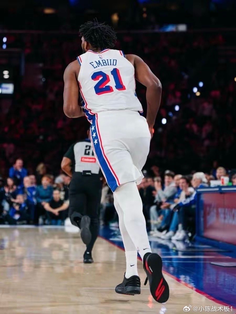 万万没想到，这赛季NBA的第二个三双居然是恩比德拿到的！
今天76人对阵雄鹿的比赛里，41岁的詹姆斯轮休没上场，恩比德直接打出了MVP级别的表现：
首发出战36分钟，20投8中，三分3投全失，罚球14中12，砍下28分11篮板10助攻外加1次抢断，正负值高达+18，带领76人127-116大胜雄鹿，豪取三连胜。
这赛季NB ​