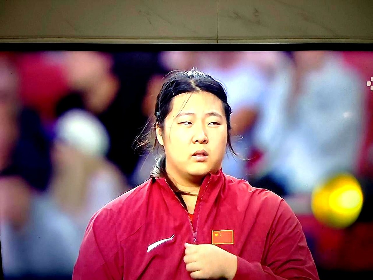 68米92！日本选手北口榛花一声怒吼，中国女将严子怡却头也不回地走向休息区。

这是亚运会前最后一场收官战。北口第二投直接掷出个人新高拿下冠军，把压力硬生生砸给中国队。

面对比分反超，严子怡没接招。她按了按肩膀，连最后两次试投机会都直接放弃。看台上有不解的声音，但真正懂行的捏了把汗：带着疑似小伤硬