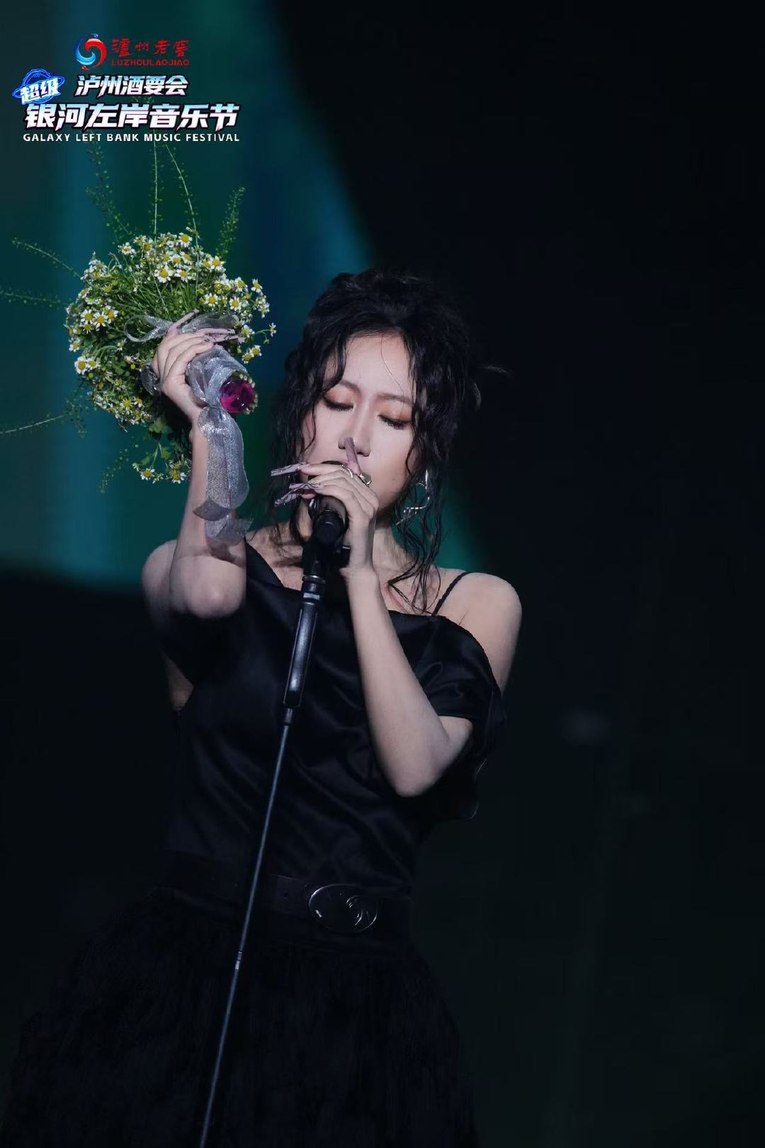 今晚的陈粒是氛围感的神🎆🖤

定格陈粒的高光舞台！
她像一朵神秘的暗夜玫瑰
用动人的歌声绽放浪漫
雨夜，烟花，微醺，回味
每一帧都是高光大片💜

#泸州老窖超级银河左岸音乐节##二分微醺八分开心##陈粒[超话]# ​