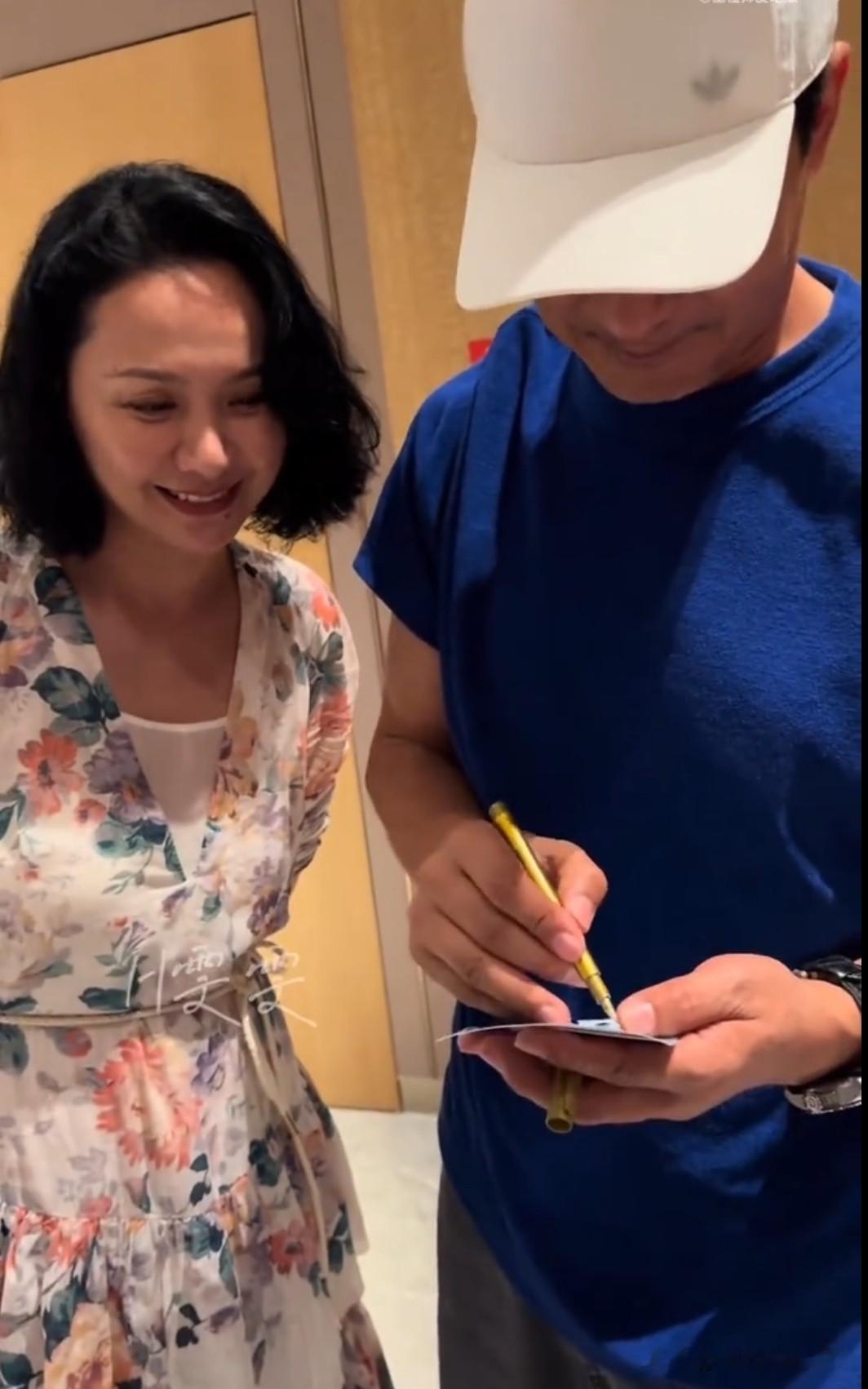 郭晓东遗憾止步四公舞台，结束录制后，程莉莎赶来接他下班。

一眼望过去，程莉莎满眼都是郭晓东，藏不住的心疼与牵挂。
舞台上有输赢起落，但走出赛场，永远有人等他回家。

竞技舞台的遗憾，被这份稳稳的爱意温柔接住。

你被这一幕夫妻间的陪伴打动了吗？

素材