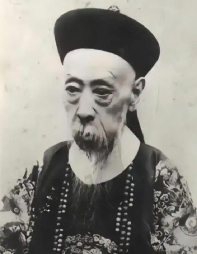 慈禧太后并不是亡国妖后？真正把大清推入深渊的，是那个表面忠厚老实、实则卖国求荣的满清亲王。更让人心寒的是，这位“铁帽子王”早已安排好后路，将毕生搜刮的财富存入外国银行，自己躲进天津租界，做起了富家翁。
 
庆王府的门槛，这些年被踏得油亮。
 
奕劻坐在偏厅里，手里转着两个玉核桃。核桃碰在一起的声响很