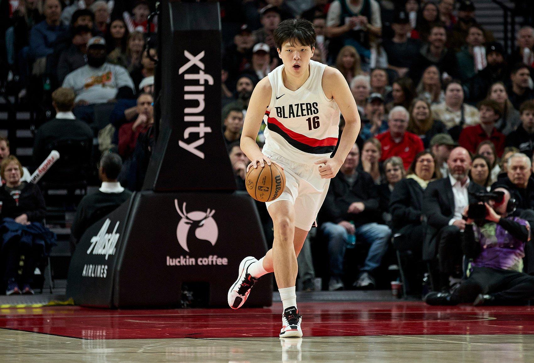 中国小伙在NBA站住脚了🏀
北京时间10月13日04:00，开拓者vs伦敦雄狮！

季前赛开拓者119比66大胜伦敦雄狮。
杨瀚森开挂！替补21分钟8中6砍13分4板4助，正负值+19！

从发展联盟召回到赢球海报，中国中锋用一场高效表演说话开拓者队球星