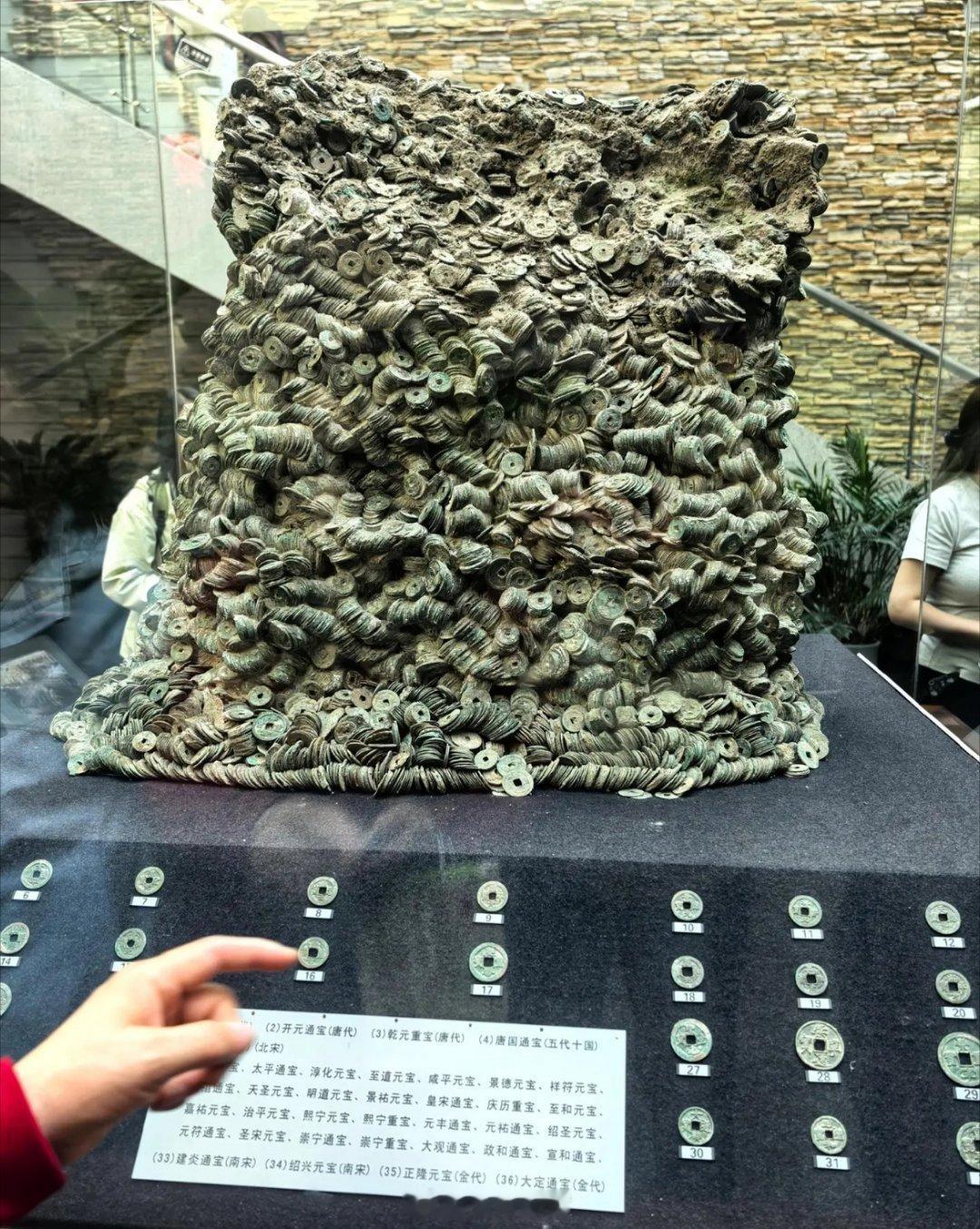 #辽宁挖出的10吨古钱币山#【古代失落的土豪：十吨钱山埋于乱世，藏下巨款，却再也没能回来取走】
工地挖出重达10吨的钱山，足足36种古币，北宋钱币占85%，想想就好奇，到底是哪位古代大土豪埋下的！
 
这批钱币最晚是金代大定通宝，考古判断是金代埋藏。并不是某一个人的家产这么简单，大概率是金代当 ​