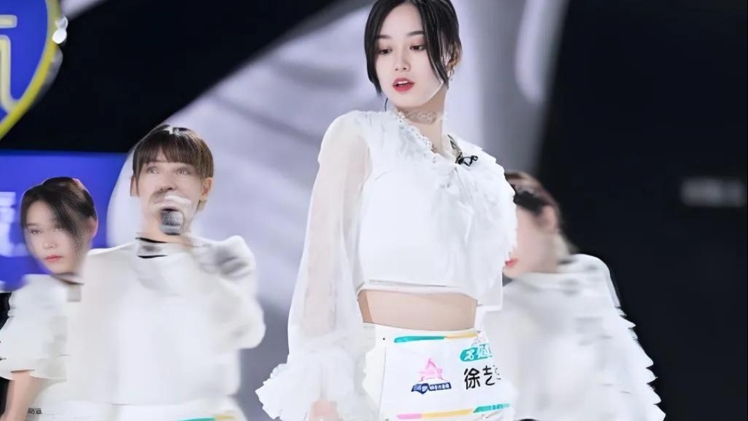 徐艺洋的演艺生涯中有哪些重要作品徐艺洋出圈始于《创造营2020》，舞台《怪女孩》令人印象深刻。影视代表作有《时光与你，别来无恙》《完美的她》，她在剧中担纲女主。音乐上推出单曲《聆听》《会不会再见》与EP《花湮灭》，还参加《百分百开麦》等舞台综艺。影视、音乐双线发展，不断打磨业务，持续输出作品。