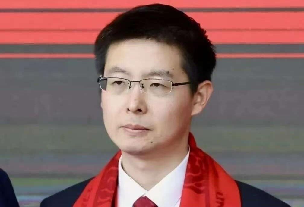 王兴兴敲钟全程不笑，第二天自己说出实情：机器人连进屋拿瓶水都做不到，市值却炒到4000亿，然后现在又腰斩，哪些人笑了呢？ ​