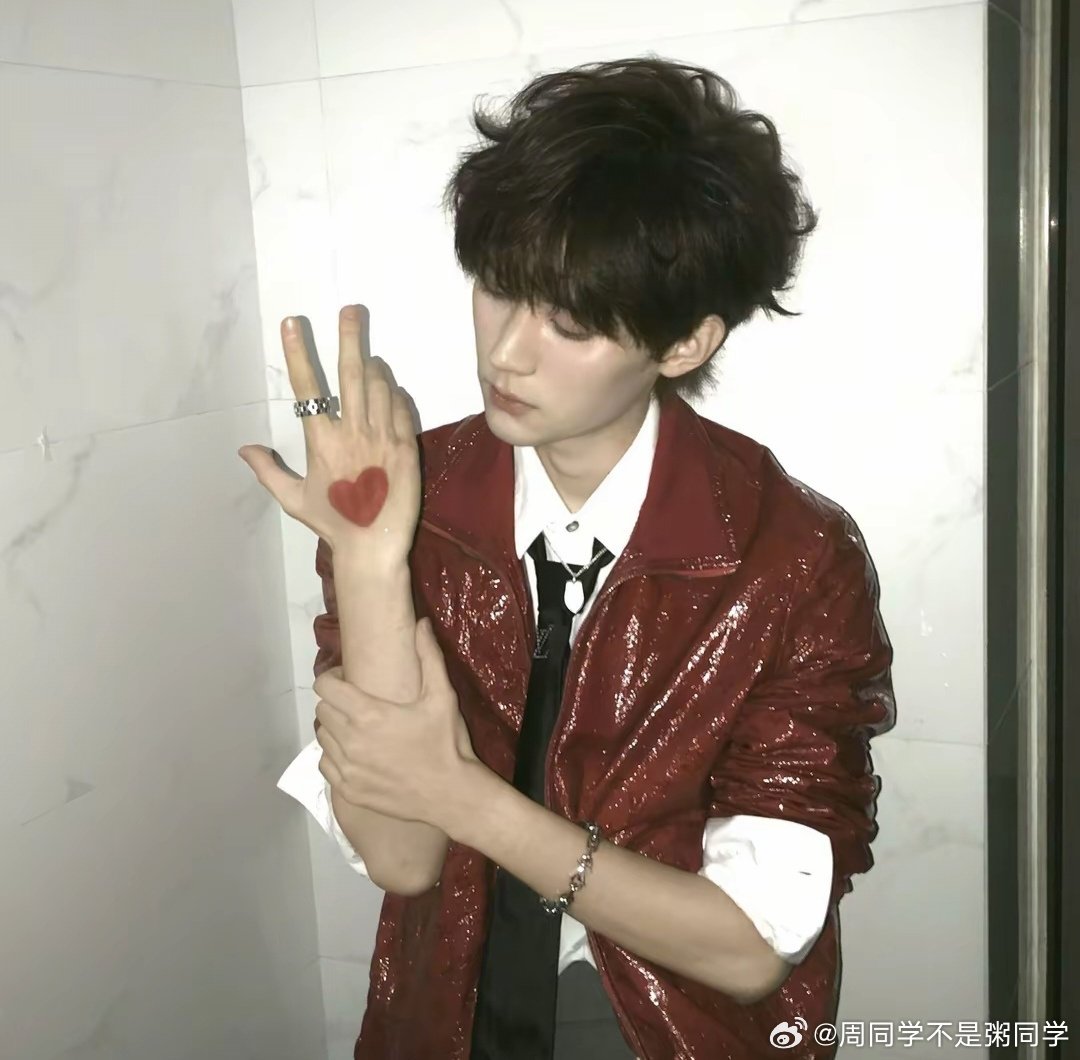 #周翊然[超话]# zyr#欧阳娜娜演唱会嘉宾是周翊然# 

周翊然 你是晚夏遗留在深海里的星星 想把我所有的温柔都碾碎了撒给你

​