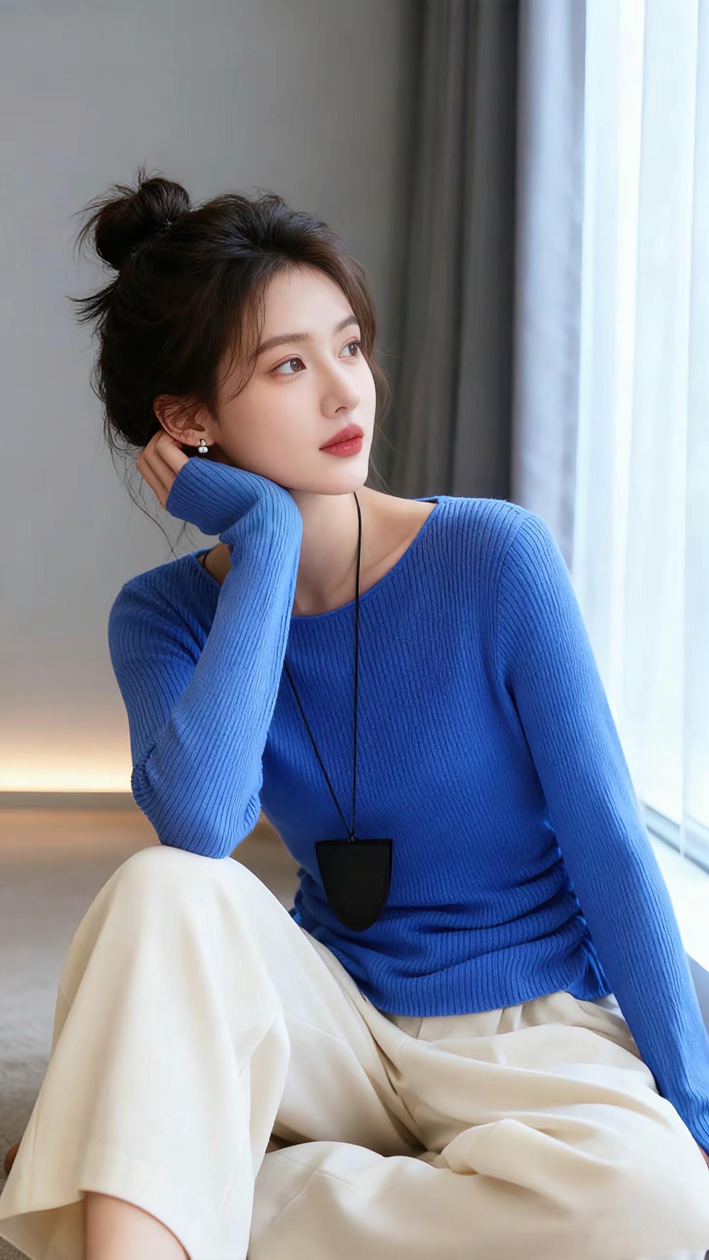 被这件蓝色针织衫戳中审美点！温柔小姐姐风太绝了～坑条肌理细腻又有质感...