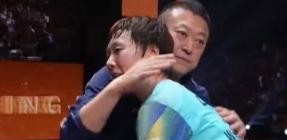 王曼昱夺冠那一刻，马琳直接走上前一把搂住她，顺手还轻轻拍了拍她的脸颊。
这画面瞬间击中了很多人，没有半点客套，完全就是一个老父亲看到闺女终于熬出头时的欣慰。
四十多岁的人了，在球台边摸爬滚打大半辈子，马琳当年当队员时也是十几座世界冠军在手。转到场边执教后，从刘诗雯到陈梦，再到如今的王曼昱，一路带