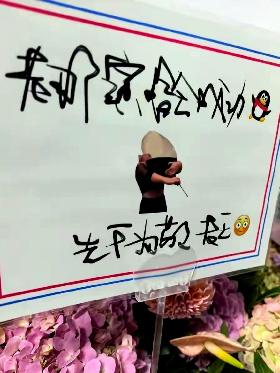 都说那英说话不贴谱，可当年王菲跟窦唯闹离婚的时候，只有那英跳出来把对方骂得狗血淋头
 

那英这脾气确实急，连恩师谷建芬都说她长了个猪脑子，王菲也打趣叫她那大傻，但俩人的交情是真刀真枪拼出来的
 

当年那英被唱片公司雪藏面临绝境，是王菲仗义出手，让自己的经纪人阿宽去帮她打官司解约，这才有了后来的天