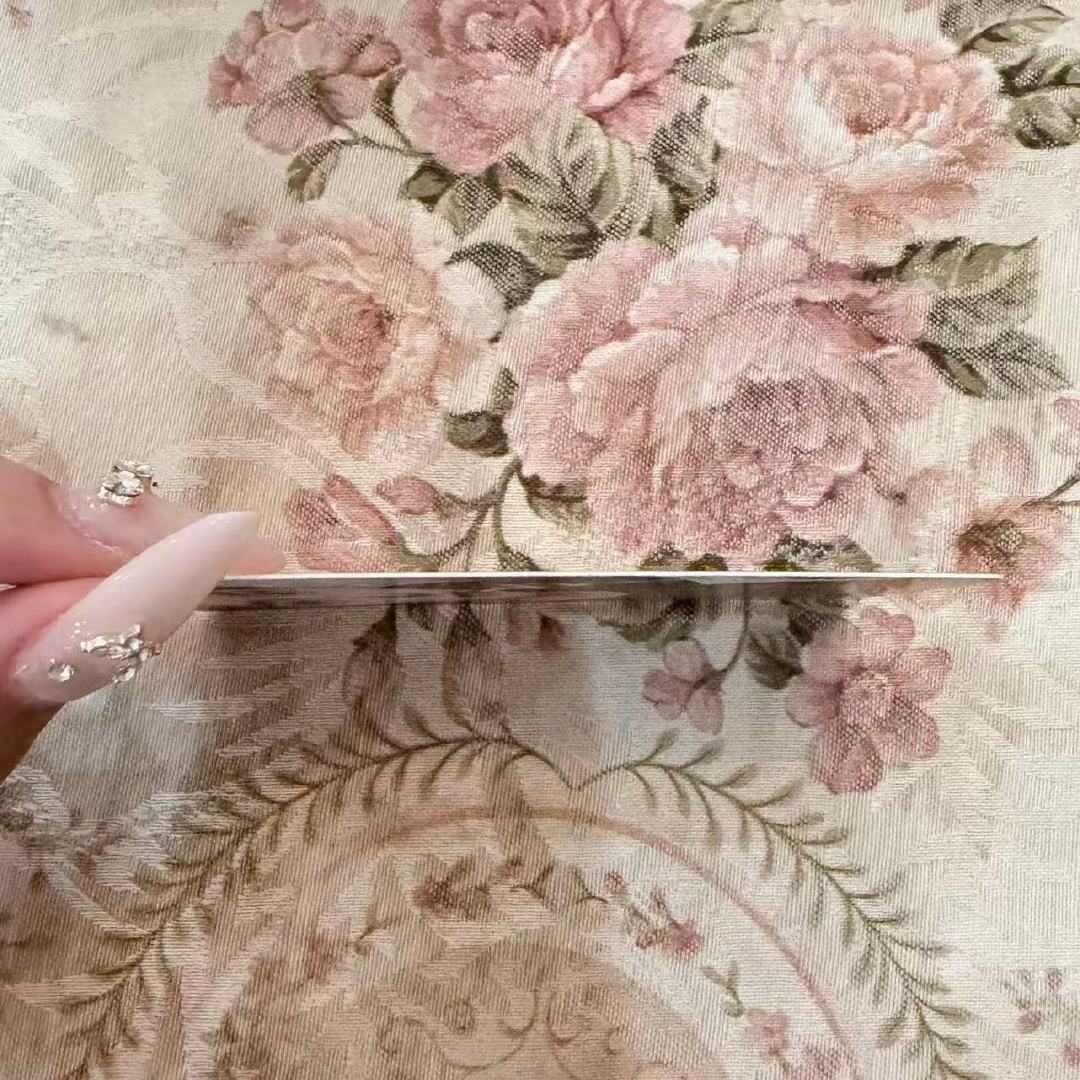 #艾米[超话]# 星币二期调色后样品打印效果图

拍摄设备：iPhone17，
室内环境:偏暖色调
拍摄时间：北京时间15.32
清晰度：接近原图程度90
瑕疵程度：出场品控好，每张均无瑕疵，质量偏上
材质为400克铜纸板触感膜，实物硬度适中
图三为实物厚度 ​