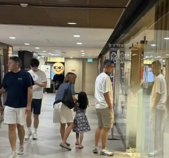 孙燕姿逛个商场，染着黄毛瘦到粉丝都没认出来，还得靠老公才确认是她，这低调劲儿哪像天后。 ​