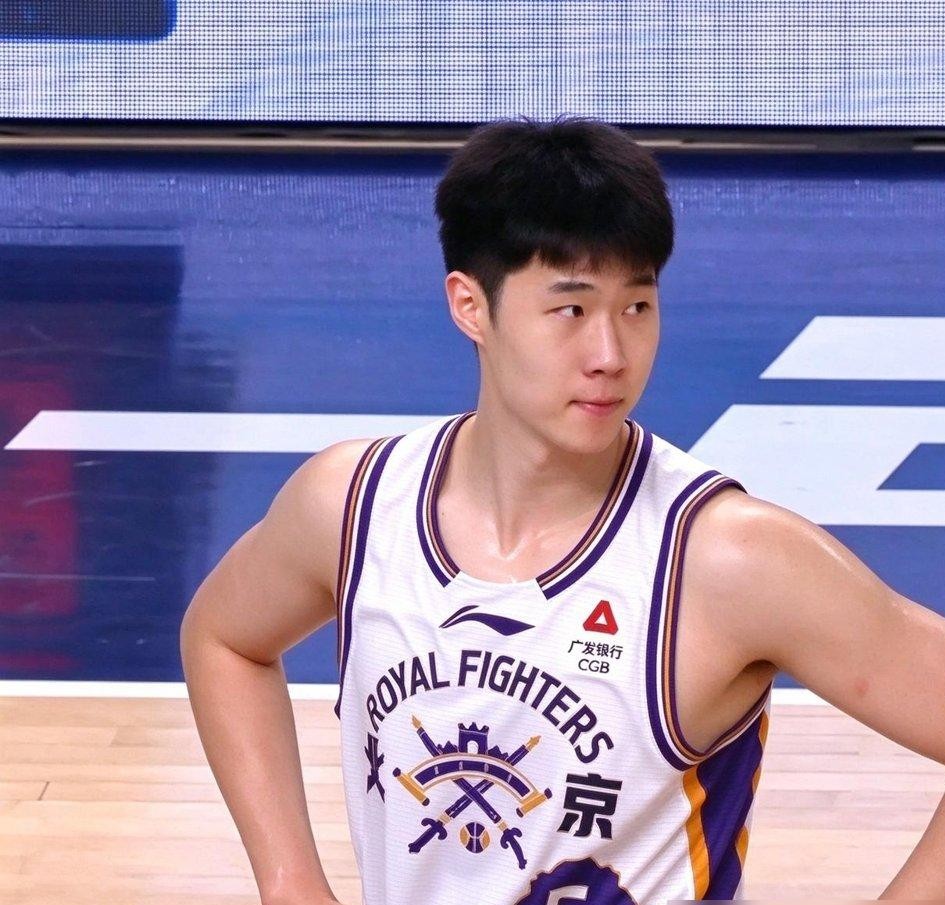 在广厦熬了整整11年，到头来连一份像样的续约合同都没换来。
10月17日赵岩昊穿上宁波球衣迎战老东家，整场打了18分钟，只靠罚球拿了区区2分。
对面的孙铭徽和胡金秋还在撑着争冠的门面，而曾经并肩作战的他，只能在保级队拿着一份两年的普通C类合同。
谁能想到当年那个意气风发的“赵库里”，会被202