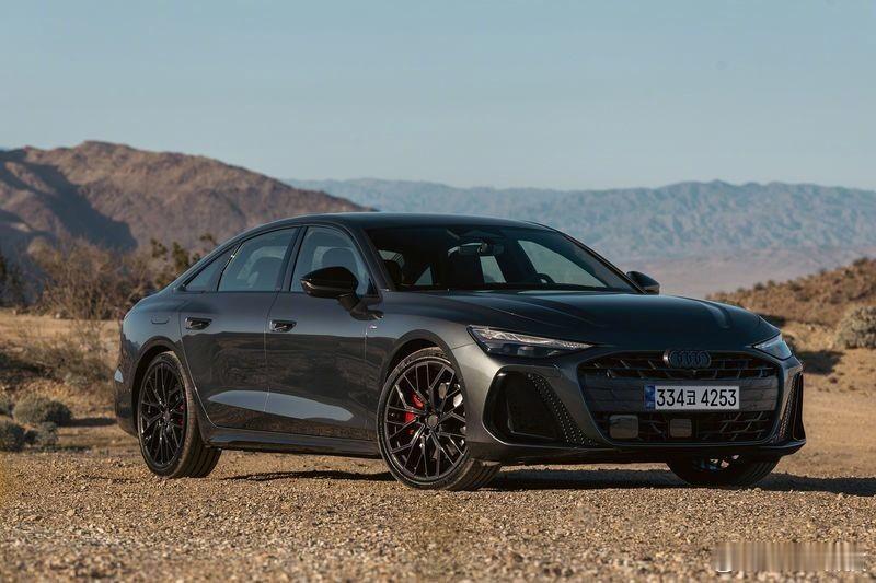 【#奥迪A6限量版韩国上市#】9月10日，奥迪韩国正式推出“The New Audi A6 45 TFSI Quattro S-line Black Edition”限量版车型，在韩国市场仅分配100台，售价为9490万韩元（含增值税）。该车型旨在通过黑色主题的内外设计差异化及高规格配置，进一步巩固奥迪在进口高端商务轿车市场的地位。

外观：黑色 ​