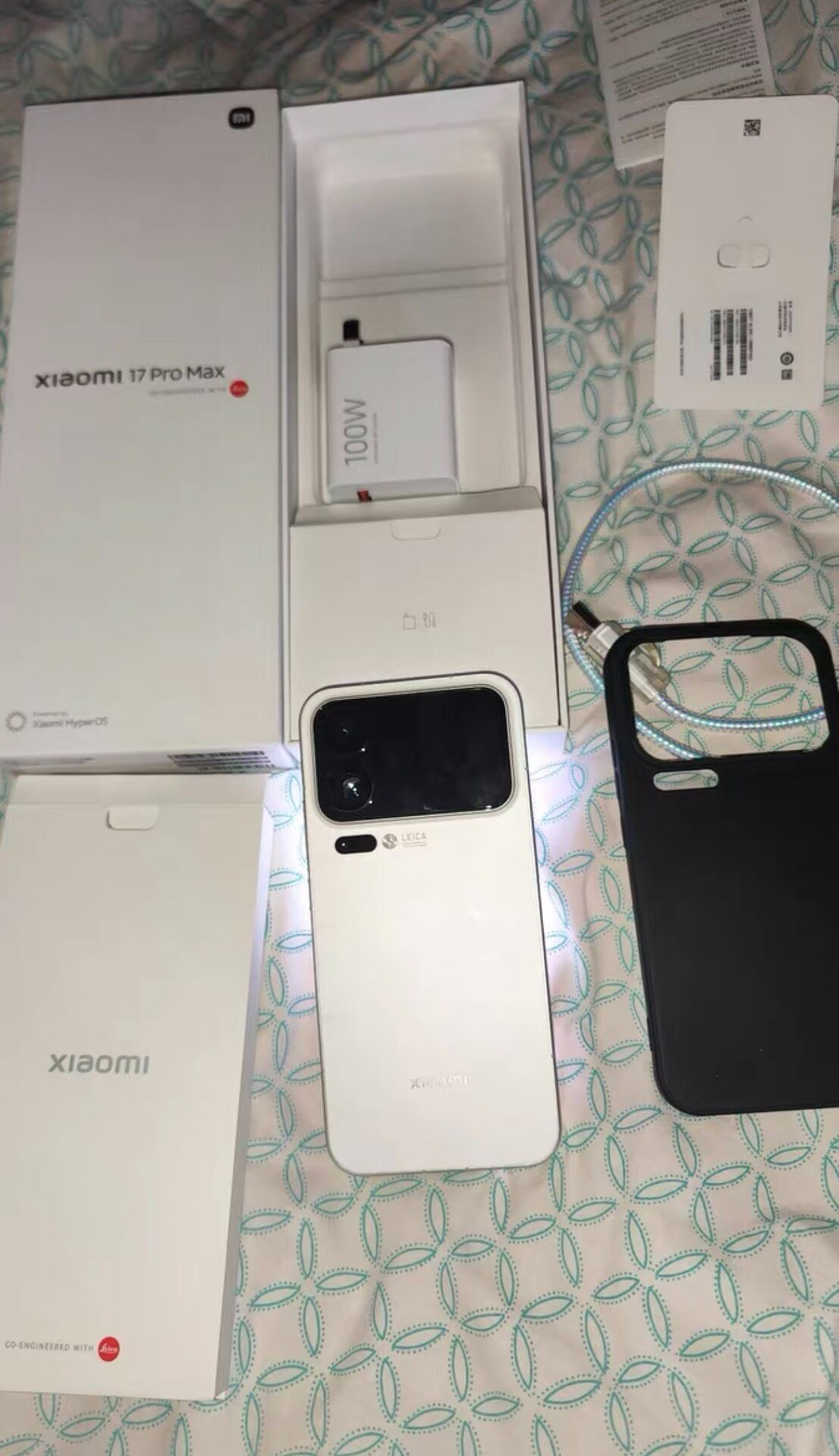 刷到一条晒单，直接把我看清醒了：小米17 Pro Max，16GB加512GB，白色，原价5899，叠完各种补贴实付4749，还免运费。
算下来比刚发布那会儿省了一千多。这个降幅放在超大杯身上，真不算常见。
配置这块不用慌。有人说买新不买旧，但18 Pro Max这代升级点，对多数人其实不痛不痒。1