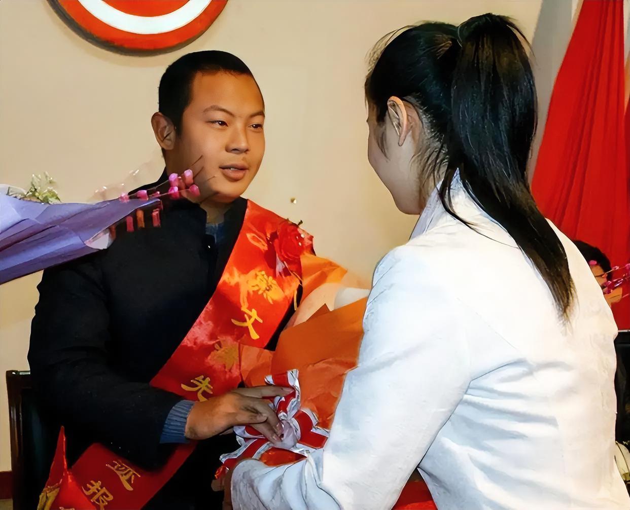 江西女导游车祸昏迷14天，醒来后就告诉母亲：“救我的人，是个白衣男子！”医护人员都摇头：“你这是失忆了，救你的明明是消防员。”谁料，女子竟真的找到那位神秘男子，而那个被所有人当成“幻觉”的救命恩人，真实身份却让人很意外......

龚海燕醒来后坚持寻找“白衣男子”，最让人动容的地方，是她在混乱记忆