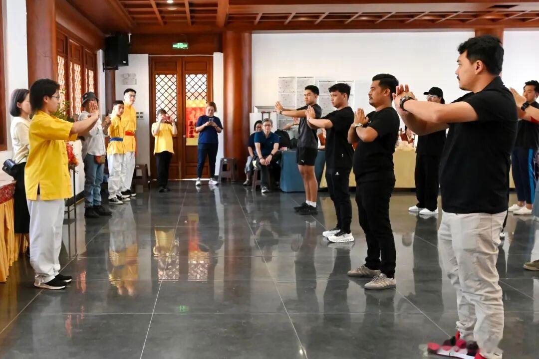 国粹传播 | 印尼游客走进大佛古寺体验米机王咏春拳  米机王咏春馆  ...