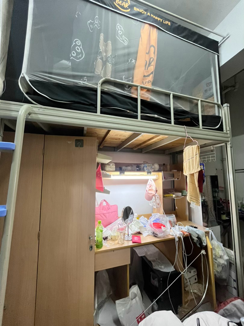 今天是我躺在这个小床的最后一夜  一晚都没有睡 现在凌晨五点了马上天亮...