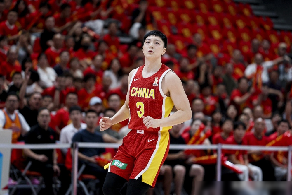 男篮亚运旗手，这回是真尴尬了。胡明轩扛着国旗进场，转头队伍被日本二队干了20分。
历届亚运旗手，男篮曾是铁打的C位。从1974到2002，八届里七届都是男篮的，那会儿叫垄断。靠的是啥？成绩硬，个子高，旗杆压得住。
后来不行了，旗手换人，羽毛球、赛艇、击剑轮流上。说白了，旗手这活，看的是当下谁给国
