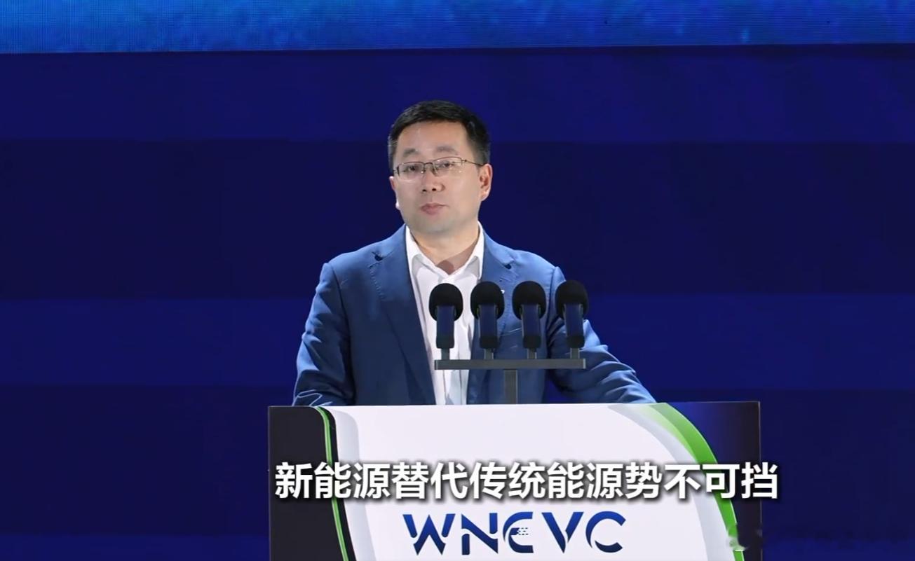 车上冰箱实际只用5%，后排大屏和车载KTV一年不超10次，深蓝老板这句数据一出来就把“堆配置”话题吵热了。
邓承浩在2026世界新能源汽车大会说，单靠加冰箱、彩电、KTV这种单点硬件，已经很难形成真实体验壁垒，电池、电驱、座舱、整车协同的体系能力更关键。 他后来补充，使用率低不是否定冰箱价值，家 ​