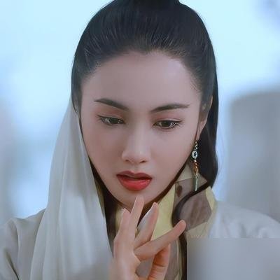 周芷若这角色，原著里着实让人后背发凉，偷倚天剑、毒害蛛儿，手段狠绝。但偏偏每次荧幕翻拍，周海媚清冷、高圆圆楚楚动人、祝绪丹灵动，皮囊一个比一个绝。观众全被眼泪带偏了，原著里让人忌惮的狠劲，硬生生被美化成了“被逼无奈的执念”。

金庸当年大概也没料到，自己笔下层层剥开的权力欲与黑化路径，最终会被大众审