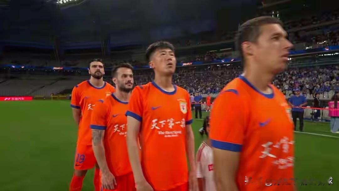 泰山在足协杯赛场0-3不敌海港，核心问题出在救火主帅唐田的排兵布阵上。新帅上任打出几手亮眼的操作之后，说不清是教练心态飘了还是球员状态松了，这场分量极重的单场定胜负淘汰赛，泰山派出来的首发阵容居然并非最强配置。唐田既没有派出五外援全力抢开局，也没有安排经验丰富的老将稳住后防，就连中场核