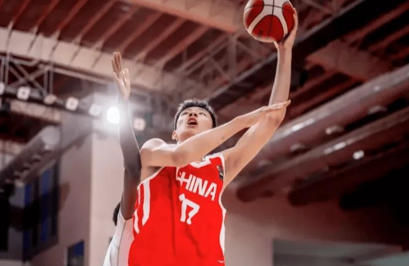 那个15岁的中国男篮小将在U18亚洲杯上打得挺抢眼的，两米一五的身高，听说已经有NBA球探在盯着他了。
看数据他现在才九十多公斤，对抗肯定还差得远。
不过最让我琢磨的不是他的身高，而是他百分之八十八点九的罚球命中率。
两米一五的大个子，才十五岁，身体还没完全发育好，手长脚长的，按常理说投篮动作很容易