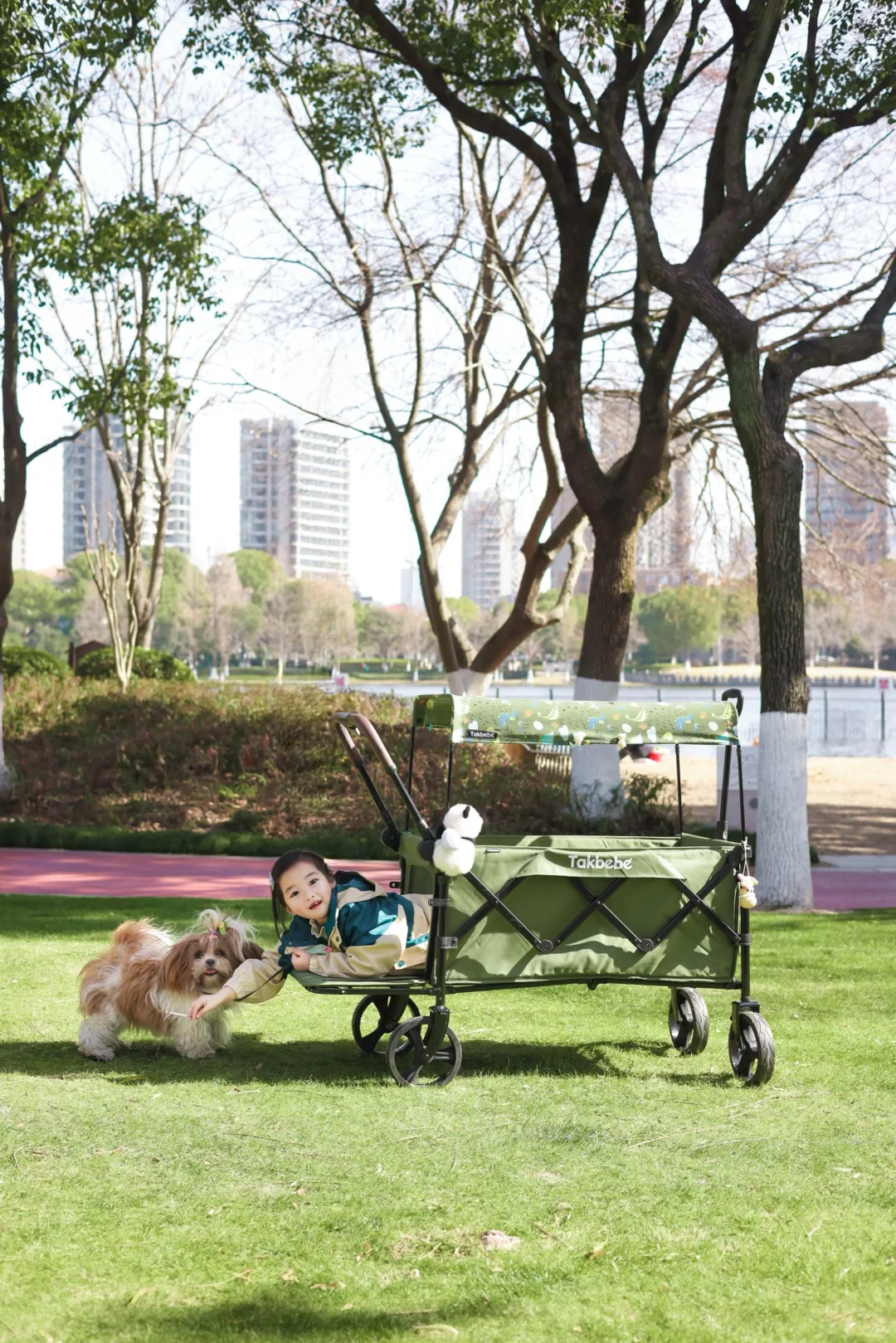 曾以为“带娃+遛狗”的出行，是道无解的难题。