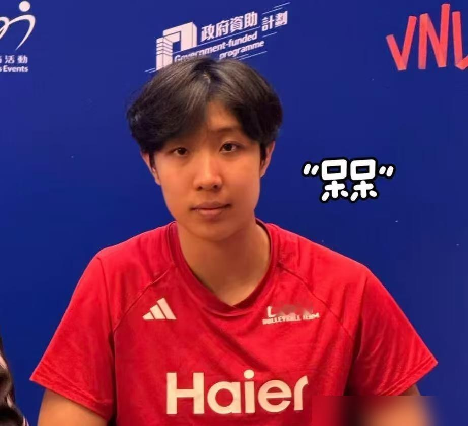 19岁替补上场，扣一个中一个，直接把场边惠若琪看愣了。
对阵哈萨克斯坦，她第一次打国际大赛，下手一点不软。龚翔宇场下直接喊好球，赵勇暂停时拍她肩膀，那意思太明显了：这丫头能用。
可球迷炸锅了，有人翻出首秀打菲律宾那两局胶着，说一传还是老毛病。惠若琪倒说得实在：奥运名额都没了，赢一场半决赛翻不了篇