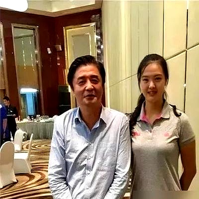 之前总觉得官方身高水分大，看到张常宁和惠若琪站一块儿才算开了眼。
 

官方说好的一米九三，结果在镜头里瞅着也就是一米八五的样子。
 

汪嘉伟当年那句老实话又被翻出来当谈资，加上体测脱水的数据和鞋底厚度争论，身高这事儿还真挺有意思。
 

不过人家现在退役了压根不耽误过日子，转头就进了江苏女排教练