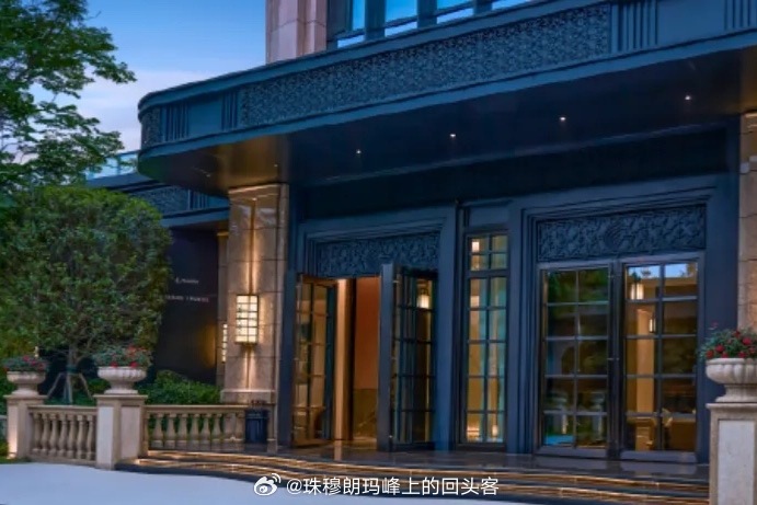#人生感悟# 像张嘉益这种一线明星虽很有钱，但也是靠拍戏攒下来的，从2009年的《蜗居》到2017年的《白鹿原》，从2020年的《装台》到今年的《主角》等，他对宋思明、白家轩等主角的拿捏自如，刻画入门三分，令人印象深刻。
        近日，有部分网友爆料56岁“老戏骨”张嘉益在成都看房。有说是看的是“ ​