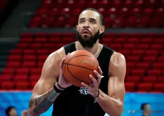 据可靠消息传来，前NBA冠军中锋，前北京男篮首发大外援麦基将携带天赋，空降上海滩，同拉塞尔、古德温组成外援，三巨头继续新赛季卫冕征程。

很多球迷不理解，为什么上海男的要签约麦基？麦基的身体天赋是顶级的，但是球商不敢恭维。

很多球迷怕影响上海男篮的整体化学反应。我想说，上海男篮的这个签约非常棒。因