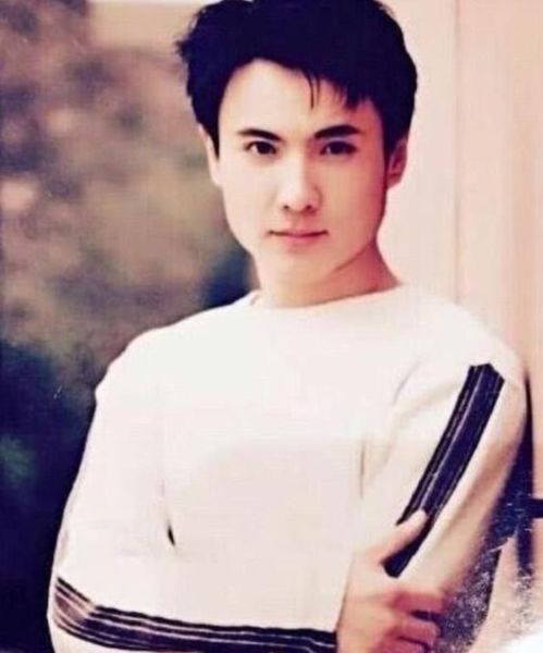 曾经是军艺校草，如今长在笑点上，沈腾凭什么火这么久？

谁能想到，当年颜值出众的军艺校草，最后靠喜剧征服了亿万观众。
 
沈腾的走红，从来不是一夜爆红。
 
刚毕业加入开心麻花，他在话剧小剧场熬了整整十年。台下观众寥寥，一场演出收入微薄，身边不少同行陆续转行离开，只有他留在舞台，一场又一场打磨演技，