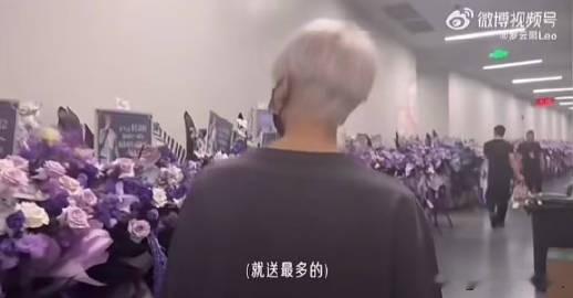 罗云熙新vlog，看到粉丝送的祝福花篮了
工作人员：我做演出到现在，你的粉丝送的是最多的”
双向奔赴的爱